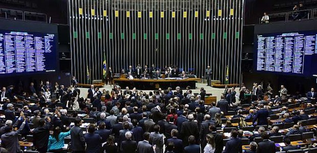 Fonte: Agência Câmara Notícias Entre outros pontos, a medida também permite o refinanciamento parcial de dívidas dos caminhoneiros na compra de caminhões; e concede crédito de R$ 30 bilhões ao BNDES. […]