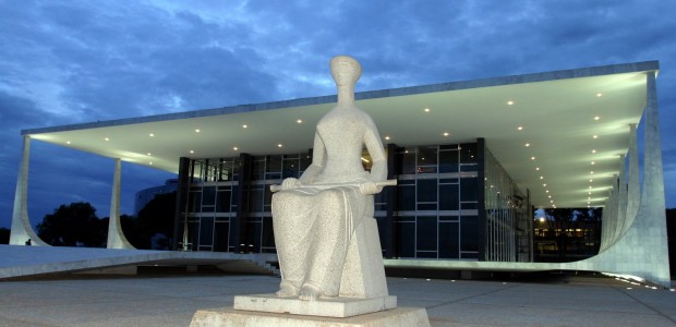 Fonte: Supremo Tribunal Federal O Plenário do Supremo Tribunal Federal (STF) aprovou, em sessão extraordinária realizada na manhã desta quarta-feira (27), duas novas Súmulas Vinculantes (SVs). Os novos verbetes tratam […]