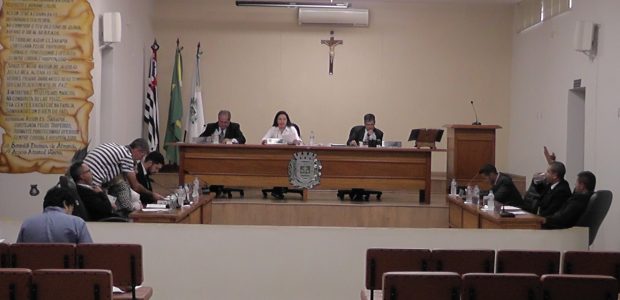 Na quinta feira (25/01) às 19h foi realizada a 1ª sessão extraordinária de 2018 na Câmara Municipal, os vereadores reuniram-se para discutirem e votarem os projetos de revisão geral anual […]